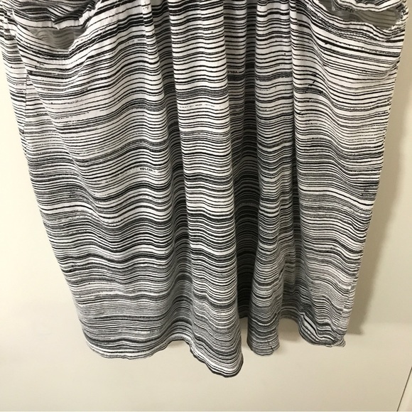 3/$15 Volcom girls junior black white stripe sleeveless blouse - Picture 8 of 10